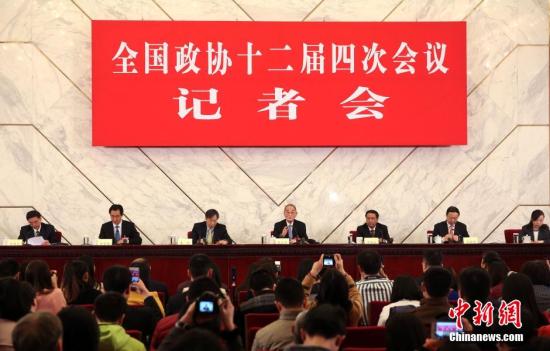 3月6日,全国政协十二届四次会议在北京人民大会堂新闻发布厅召开记者会。此次记者会的主题是“适应引领新常态推进供给侧结构性改革”。全国政协委员厉以宁、陈锡文、易纲、常振明、许家印出席记者会并就相关问题回答记者提问。中新社记者 汤彦俊 摄 视频:易纲:人民币汇率不存在持续贬值的基础 来源:中国新闻网