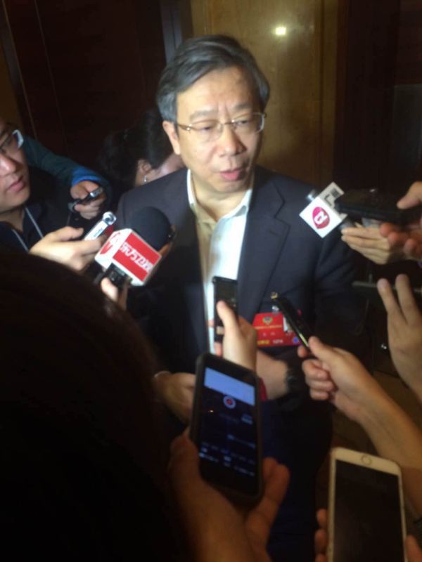 对于如何看待外汇储备下降比较快的问题?易纲指出,外汇储备去年有所下降,2014年6月外汇储备达到3.99万亿的最高点。去年下降到大约3.3万亿。