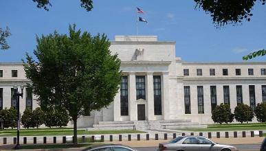 但一些美联储观察人士认为耶伦释放的消息比平时模糊，他们对美联储的预测和货币政策保持怀疑。