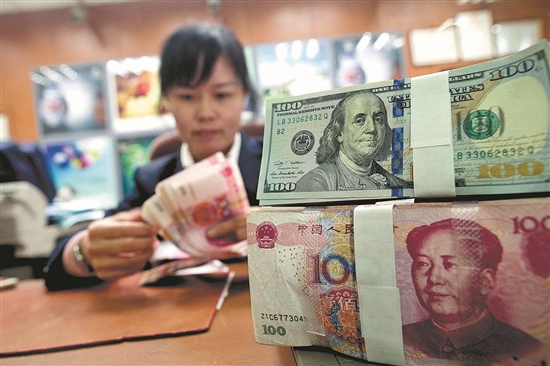 4月1日，来自中国外汇交易中心的最新数据显示，人民币对美元中间价报6.4585，较前一交易日上涨27个基点，为连续第四日调高，四日累计上调647个基点，刷新去年12月中旬以来的最高水平。图为山西太原，银行工作人员正在清点货币。 （中新）