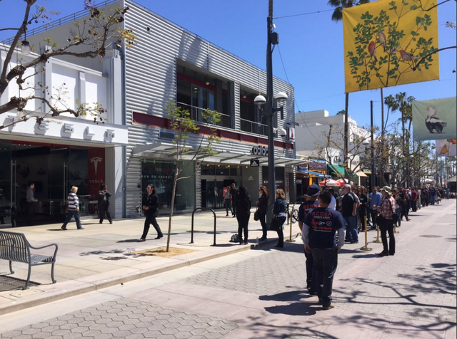 美国圣莫妮卡门店的排队人数也超过200人。