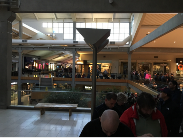 美国圣莫妮卡门店的排队人数也超过200人。