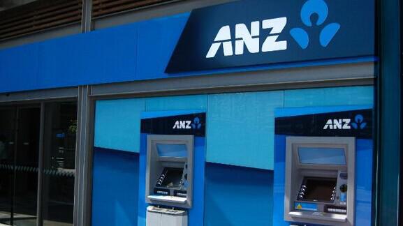 周一(4月4日)亚市盘中，澳元兑美元窄幅震荡走低后略微回升，此后再度走软，目前交投于0.7643一线。