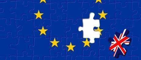 这份调查结果也突显出支持英国继续留在欧盟一方的主要问题——支持者里面人数比例最高的年轻人似乎不会真的通过投票去表达他们的主张。在18-34岁年龄组别的选民中,53%的人表示希望英国留在欧盟,29%的倾向于离开,然而,他们中确定真的会走出门参与投票的,只有刚好过半数;而另一些“游离选民”可能会成为公投结果的关键。