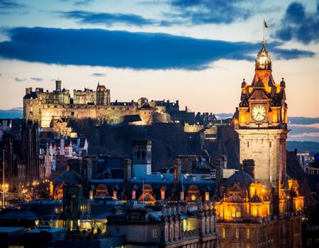 该行表示,英国3月制造业和建筑业PMI几无变化,但仍处在增长区域;同时,英国3月综合PMI也由2月的52.7升至53.6;但仍旧低于2015年平均水平,进而说明2016年初至今,英国经济已经失去增长动能。