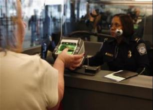 游说团体周三(4月5日)在一封给国土安全部的信件中表示,海关与边境保护和移民以及海关执法局的官员有时会通过没收或不归还如现金,法律文件,手机,眼镜以及象征情感的物件,例如,婚戒和宗教物品,这侵害了被遣返者的应有权利,并违反了相关机构政策。