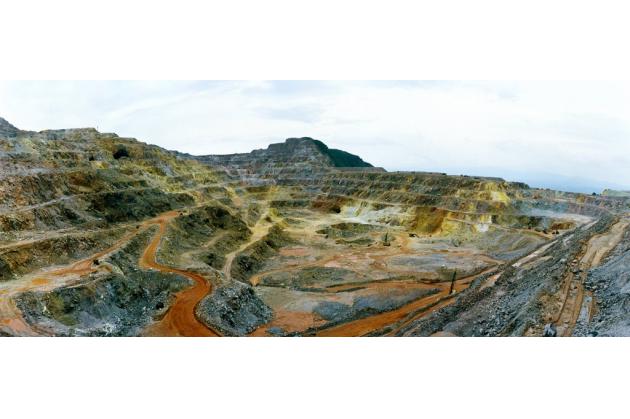 自去年12月金价触及6年低点,尽管黄金价格上涨了16%,但交易价仍只接近2010年的水平,在1220美元/盎司-1240美元/盎司的范围内徘徊。