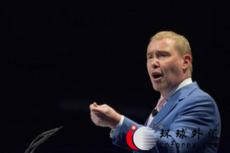 冈德拉克经营着固定收益投资管理公司DoubleLine Capital,为该公司管理950亿美元资产。去年,冈德拉克准确预言了油价崩跌、垃圾债表现糟糕、中国经济放缓将重压新兴市场。2014年,冈德拉克准确预测了美国公债收益率下降,而许多人则预测上升。