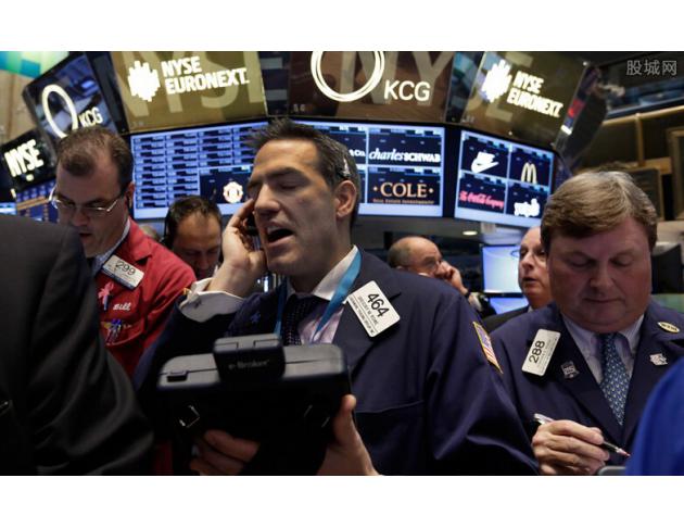 美国证券评级机构詹尼蒙哥马利斯科特(Janney Montgomery Scott)的首席投资策略师鲁茨尼(Mark Luschini)称,摩根大通业绩良好,股价大涨,是这轮金融股上涨的重要推手。如果富国银行,黑石集团等这些大型投行的业绩一般,那么摩根大通就是一个异类,金融股的上涨势头也将被截断。截至目前,美国银行股仍处于下行态势之中,整个金融板块已经下跌约4%。