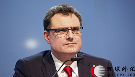 瑞郎一向是危机时投资者用以规避风险的避险资产。瑞士央行眼下依赖双支柱战略来遏制瑞郎的升值,一是承诺必要时干预市场,二是在超过一年的时间里将利率维持在负值水平。尽管今年以来瑞郎兑美元已经回落0.4%至1.09229,但仍远高于1.20的门槛水平。从2011年一直到去年初,央行一直在捍卫这一门槛。