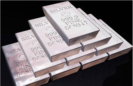 Kitco分析师Peter Hug表示,美元走软对贵金属市场有推动,而市场最大的焦点显然是白银。