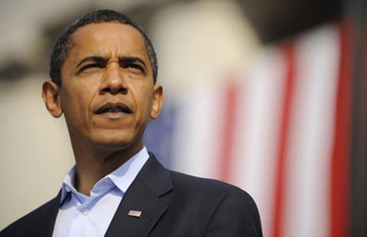 前美国总统罗斯福在1933年签署的政府法令6102(Executive Order 6102),法令规定所有美国公民持有黄金是非法的。美国民众迅速将其黄金以当时的官方价格20.67美元卖给政府。1934年1月的黄金储备法案(Gold Reserve Act)将黄金官方价格提升至35美元,升幅接近70%,这也导致美元明显贬值。