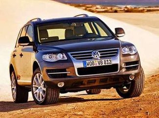 这家欧洲最大的汽车厂商周五(4月22日)公告称,把应对欺诈丑闻准备的资金,从之前估计的67亿欧元,提高至162亿(182亿美元)。建议每股优先股派息大幅削减97%至0.17欧元。大众汽车周五报告2015年经营亏损41亿欧元,2015年大众汽车净亏损16亿欧元,为1993年来首次。