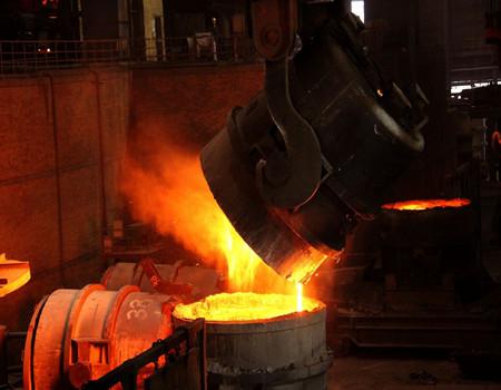 随着中国钢铁月产量创下新高，中国商品期货市场的投机交易出现了爆炸性增长，支撑了2016年铁矿石价格反弹。以铁矿石和钢材交易活动的激增为例，摩根士丹利(Morgan Stanley)称近期中国游资热炒大宗商品的行为惊呆了全球市场。这已促使大连等商品交易所收紧了一些合约的交易规定。