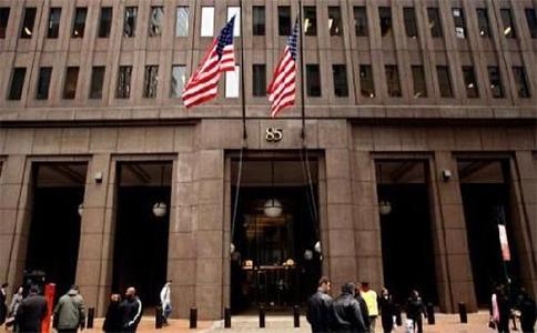 决议还重申货币政策仍然保持宽松,并仍将取决于经济数据,重申经济形势保证公开市场委员会只会循序渐进地加息。维持贴现利率在1%不变,美联储将关注大范围信息,以评估正确的立场。美联储将维持再投资措施不变,直至利率正常化处于行进之中。