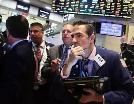 该行称，跌势将分为：估值下挫15%，拉动股票恢复至长期中值；每股收益下跌5%至10%；如果英国在公投中脱离欧盟，那么外汇市场很可能最快做出反应，欧元和英镑双双走低，随之影响贸易加权美元汇率、然后是新兴市场货币以及大宗商品货币和大宗商品。