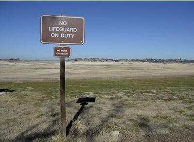 除此了将临时节水措施长期化之外,加州还将立法,永久性地禁止浪费水资源,比如禁止用水冲洗人行道和车道。同时,自来水供应商必须记录每月的用水状况,并厉行节约。