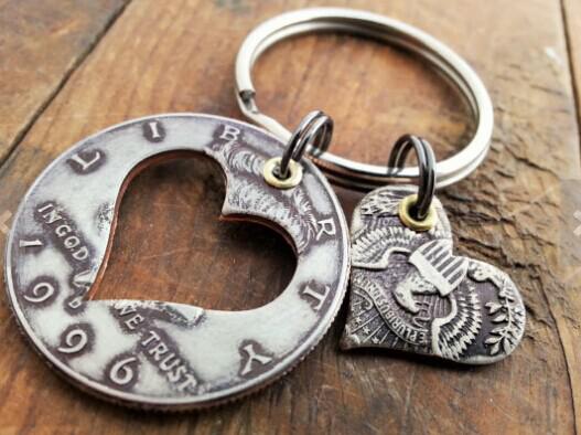 具体市场上,美元指数大幅攀升至两周高位,良好的美国经济数据重新引发了市场对美联储年内加息的预期;欧元兑美元回落触及1.13关口,受疲弱的欧元区数据和强劲美国数据打压;金价受美股下滑带动上涨,美元走强限制金价上行;油价微幅收低,受美元走强打压,油价本周大涨受益于供应中断和美国原油库存意外减少。