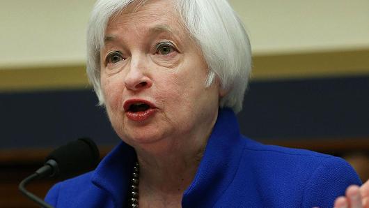 瑞银场内交易负责人Art Cashin表示,“市场对会议纪要感到害怕,因为你有可能会获知委员会的大部分观点。不管怎样,这份会议纪要的威力将超过任何一位委员会成员的发言。”