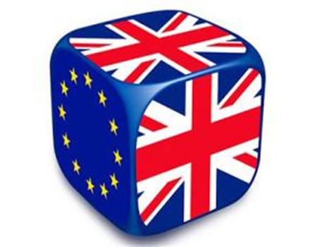 该评估提出了两种可能性。在被描述为“需谨慎对待”的“冲击情境下”,英国2018年的GDP增长会比目前预期值4.3%低3.6个百分点,且通胀料将大幅加速,住房价格将停滞;而在“严重冲击情境下”,2018年该国GDP将比预期值低6个百分点,房价将比目前水平下滑10%左右。