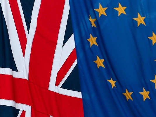 4小时周期上,澳元兑美元跌破上升趋势支撑线,目前多头正力保0.7400大关不被触及,一旦失守,下方支撑看到0.7360。日线上,MACD指标快线上触零轴,中线多单料迎来建仓良机。