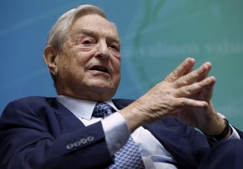 当日(1992年9月16日),英国决定让英镑自由浮动英国央行连续两次上调关键利率,从10%上调至12%,随后至15%。到当日晚间,英国退出了欧洲汇率体系,也就是在欧元推行之前的汇率一体化机制,当天被称为“黑色星期三”。